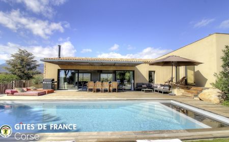 Ferienhaus Nr.28143 Sainte lucie de porto vecchio - Corse - Gite &agrave; Sainte Lucie de Porto-Vecchio, Corse du Sud, Labellis&eacute; G&icirc;tes de France : la villa et la piscine
