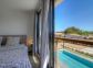 Gîte à Porto Vecchio, le Sud Corse, labellisé Gîtes de France : la chambre à l'étage avec vue sur la piscine Gîte à Porto Vecchio, le Sud Corse, labellisé Gîtes de France : la chambre à l'étage avec vue sur la piscine