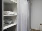 Gîte à San Gavino Di Tenda, Le Grand Bastia, Haute-Corse, labellisé Gîtes de France : le dressing privatif à l'une des chambres Gîte à San Gavino Di Tenda, Le Grand Bastia, Haute-Corse, labellisé Gîtes de France : le dressing privatif à l'une des chambres