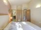 Gite &agrave; Porto Vecchio, Corse du Sud, labelis&eacute; G&icirc;tes de France : une chambre avec la salle d'eau attenante