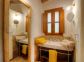 G&icirc;te &agrave; Sollacaro, le Grand Valinco, Corse-du-Sud, labellis&eacute; G&icirc;tes de France : la salle d'eau de la chambre 1