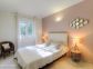 Gite &agrave; Porto Vecchio, Corse du Sud, labelis&eacute; G&icirc;tes de France : une chambre avec la salle d'eau attenante