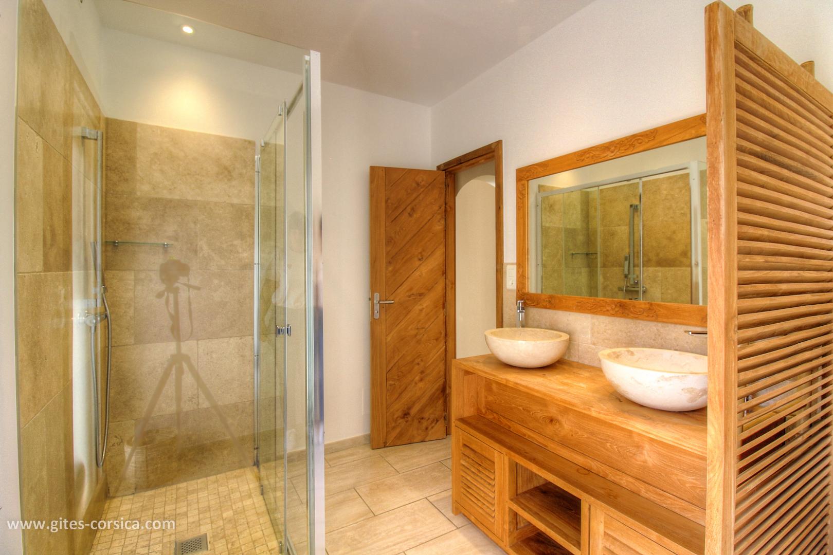 Chambres d'hôtes à Sarrola Carcopino, Le Grand Ajaccio, Corse du Sud, labellisé Gîtes de France : la salle d'eau de la chambre 1 photo 13