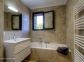 Gîte à San Gavino Di Tenda, Le Grand Bastia, Haute-Corse, labellisé Gîtes de France : la salle de bain/WC privative à l'une des chambres Gîte à San Gavino Di Tenda, Le Grand Bastia, Haute-Corse, labellisé Gîtes de France : la salle de bain/WC privative à l'une des chambres