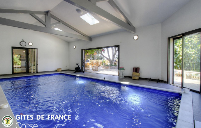 Gite à Afa, le Grand Ajaccio, Corse du Sud, labellisé Gîtes de France : la piscine intérieure Ferienhaus Nr.28431 AFA - Corse - A Casa Catalina - Gite à Afa, le Grand Ajaccio, Corse du Sud, labellisé Gîtes de France : la piscine intérieure