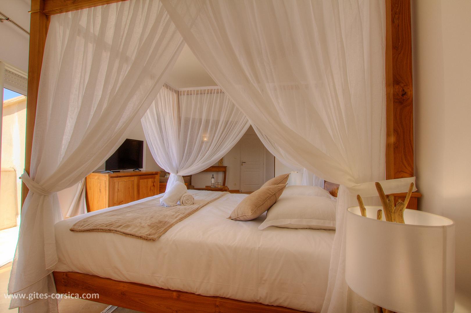 Chambres d'hôtes à Sarrola Carcopino, Le Grand Ajaccio, Corse du Sud, labellisé Gîtes de France : la chambre 2 photo 16
