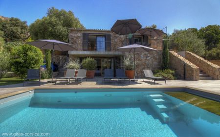 Ferienhaus Nr.20613 Afa - Corse - Gite &agrave; Afa, Le Grand Ajaccio, Corse du Sud, labellis&eacute; G&icirc;tes de France : la piscine et la maison