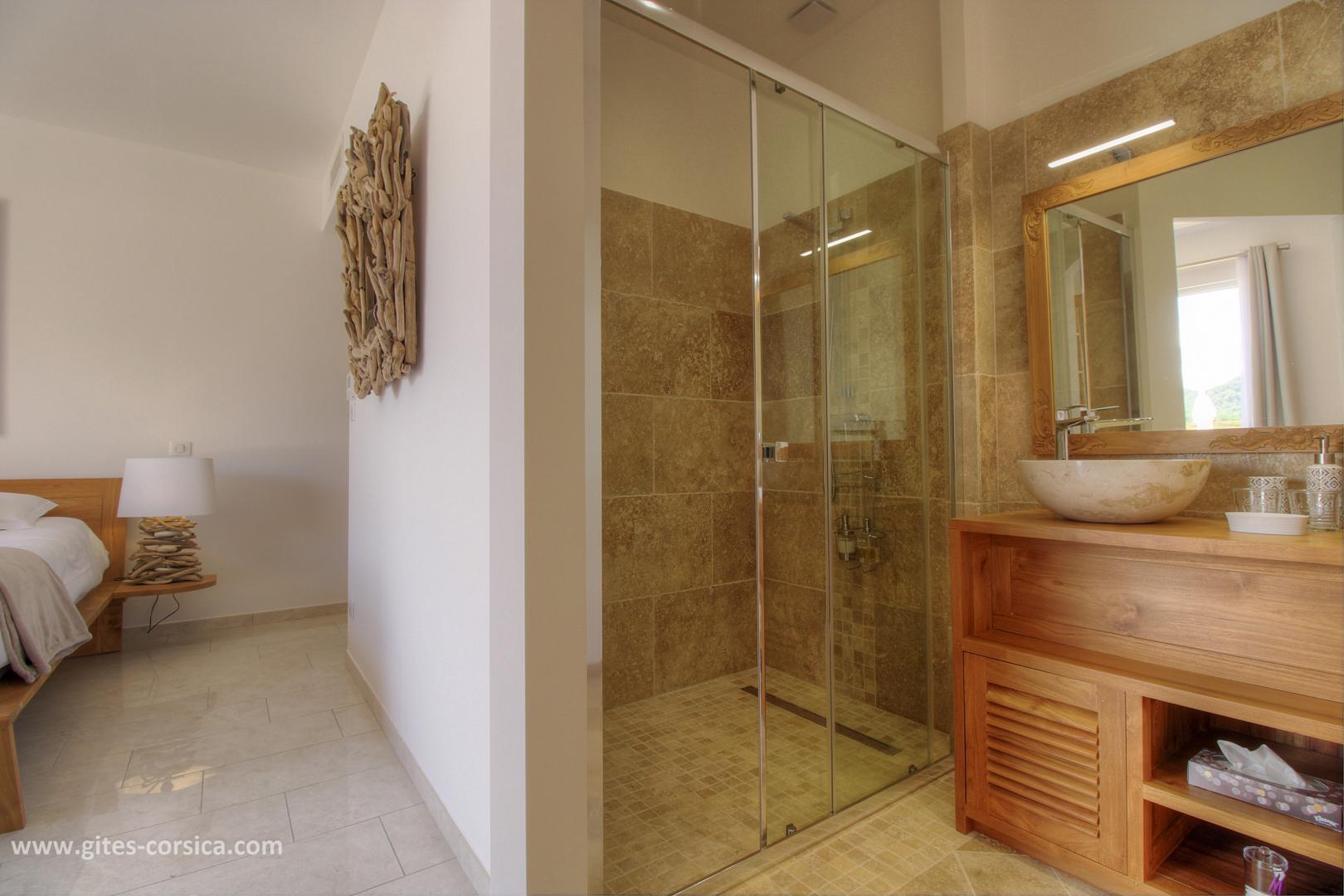 Chambres d'hôtes à Sarrola Carcopino, Le Grand Ajaccio, Corse du Sud, labellisé Gîtes de France : la salle d'eau de la chambre4 photo 28