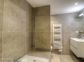 Gite à Afa, Le Grand Ajaccio, Corse du Sud, labellisé Gîtes de France : la salle de bain (douche et baignoire) en rez-de-jardin Gite à Afa, Le Grand Ajaccio, Corse du Sud, labellisé Gîtes de France : la salle de bain (douche et baignoire) en rez-de-jardin