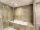 Gite à Afa, Le Grand Ajaccio, Corse du Sud, labellisé Gîtes de France : la salle de bain (douche et baignoire) en rez-de-jardin Gite à Afa, Le Grand Ajaccio, Corse du Sud, labellisé Gîtes de France : la salle de bain (douche et baignoire) en rez-de-jardin