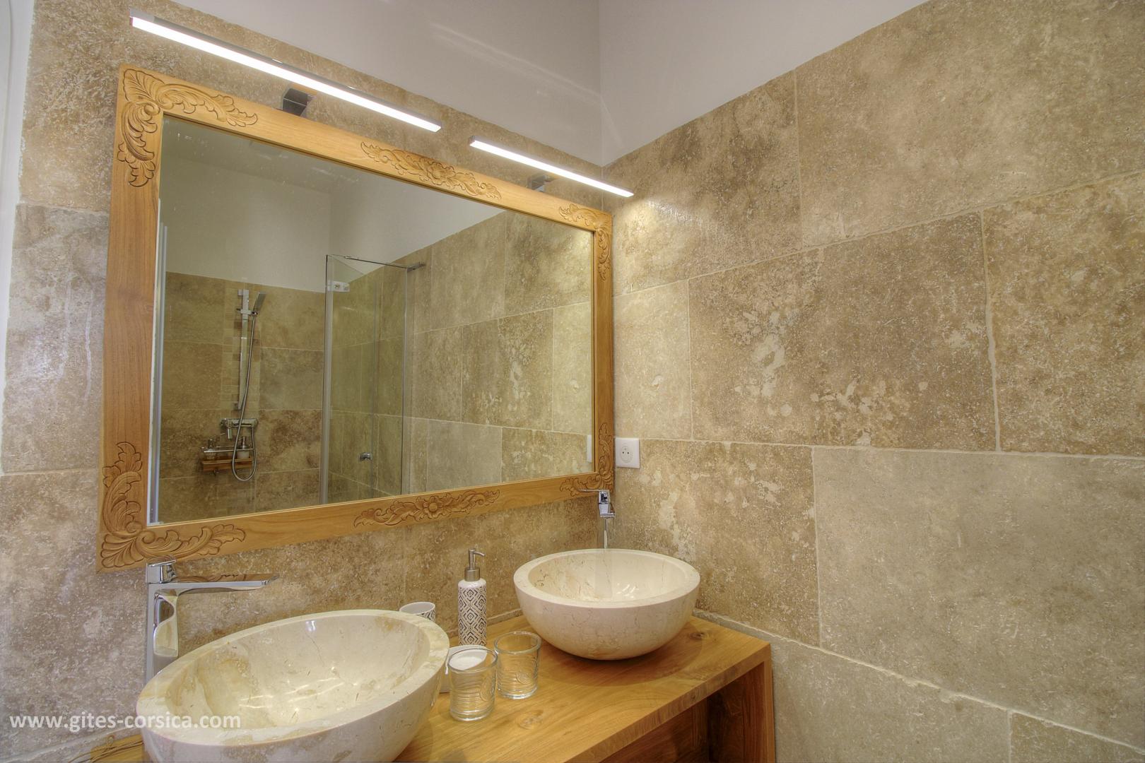 Chambres d'hôtes à Sarrola Carcopino, Le Grand Ajaccio, Corse du Sud, labellisé Gîtes de France : la salle d'eau de la chambre 5 photo 37