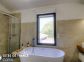 Gite à Afa, le Grand Ajaccio, Corse du Sud, labellisé Gîtes de France : une salle de bain (douche et baignoire) attenante à la chambre Gite à Afa, le Grand Ajaccio, Corse du Sud, labellisé Gîtes de France : une salle de bain (douche et baignoire) attenante à la chambre