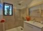 G&icirc;te &agrave; Porto Vecchio, Le Sud Corse, Corse du Sud, labellis&eacute; G&icirc;tes-de-France : la salle d'eau attenante &agrave; la chambre