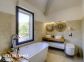 Gite à Afa, le Grand Ajaccio, Corse du Sud, labellisé Gîtes de France : une salle de bain (douche et baignoire) attenante à la chambre Gite à Afa, le Grand Ajaccio, Corse du Sud, labellisé Gîtes de France : une salle de bain (douche et baignoire) attenante à la chambre