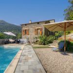 G&icirc;te &agrave; Ortale, C&ocirc;te orientale, Haute-Corse, labellis&eacute; G&icirc;tes de France : la piscine et le g&icirc;te